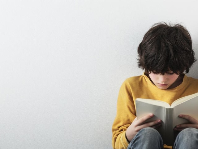 Mi hijo aún tiene dificultades para leer, ¿debo acudir a un logopeda?